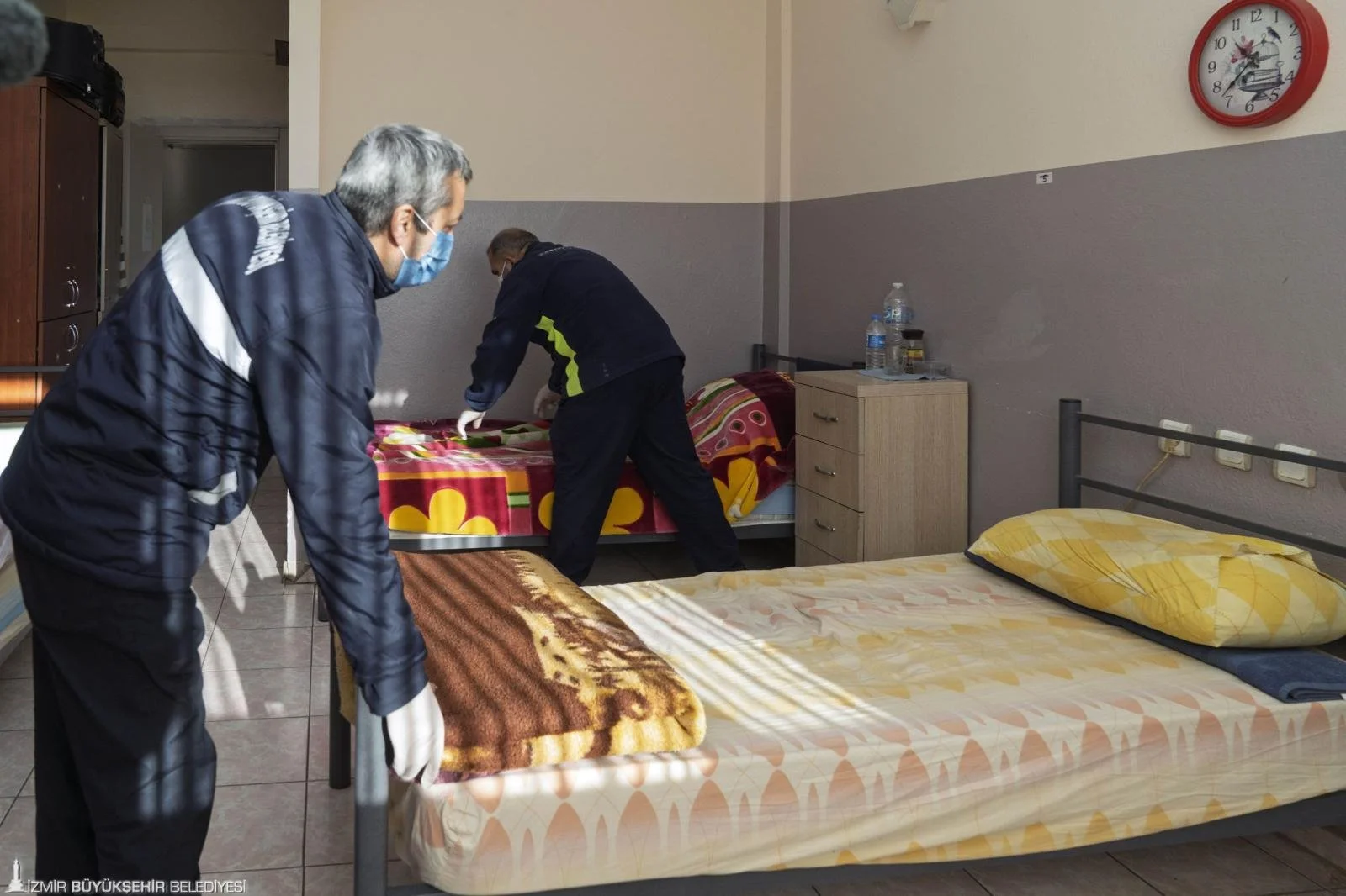 İzmir Büyükşehir Belediyesi, soğuk kış günlerinde barınma olanağı bulunmayanlara kapılarını